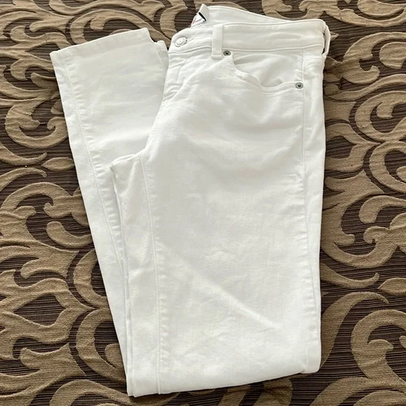 Vineyard vines white jeans! - Picture 3 of 8